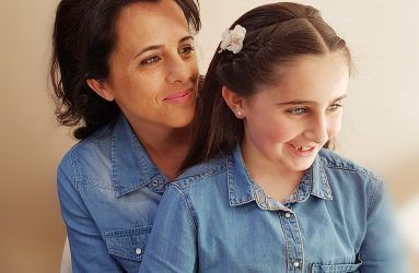 Niña de comunión y madre posando