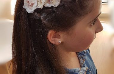 Detalle niña de comunión con flores en el pelo