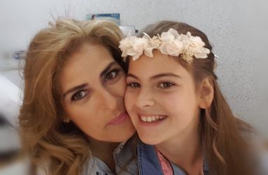 Madre e hija posando frente al espejo