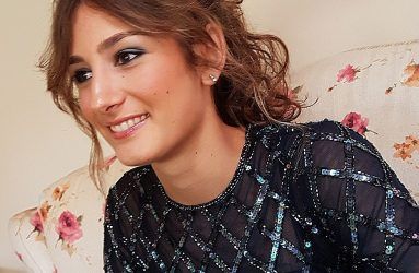 Primer plano de maquillaje de invitada