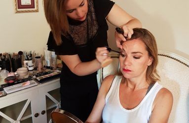 Aplicando máscara de pestañas a invitada