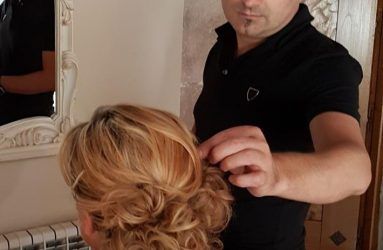 Retocando detalles del recogido de la novia