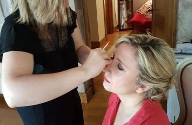 Retocando maquillaje de la madrina