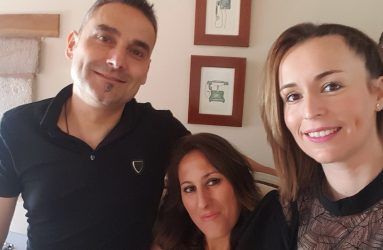 Selfie peluquero, maquilladora e invitada