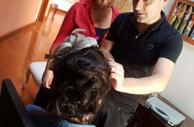 Retocando peinado de invitada