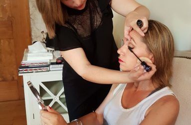 Retoque de maquillaje de invitada