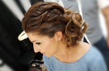 Recogido bajo hacia un lado con trenzas