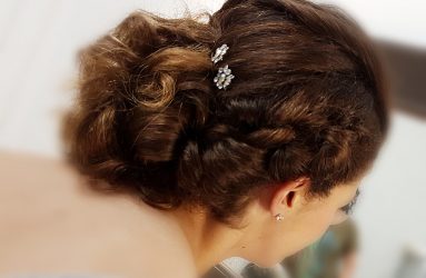 Peinado con moño bajo y horquillas con fantasía