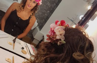 Melena suelta con diadema de flores