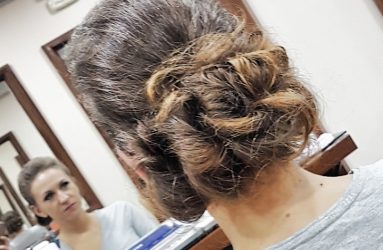 Detalle de moño bajo para invitada