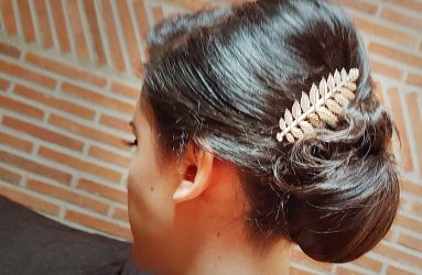 Moño bajo con broche en forma de hoja dorada