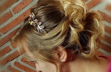 Recogido con moño bajo y diadema para invitada