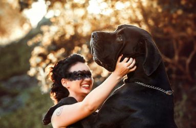 Modelo jugando con Dogo Alemán