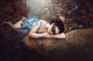 Modelo tumbada en el río