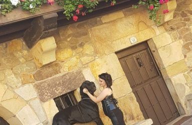 Modelo acariciando Dogo Alemán
