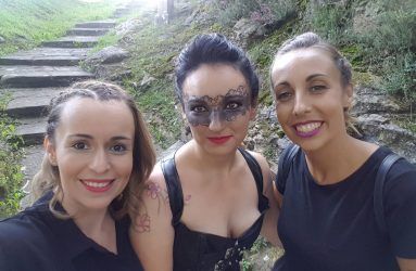 Maquilladoras posando con modelo