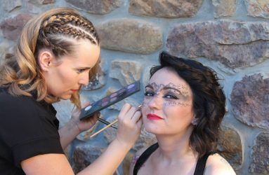 Eva creando el maquillaje de antifaz
