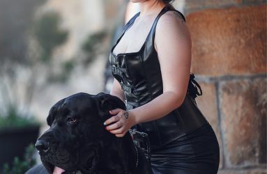 Primer plano modelo con perro