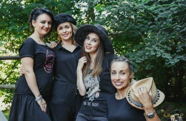 Equipo de maquilladoras, fotógrafa y modelo