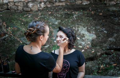 Vero retocando el maquillaje base