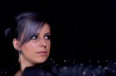 Primer plano con detalle de maquillaje y peinado