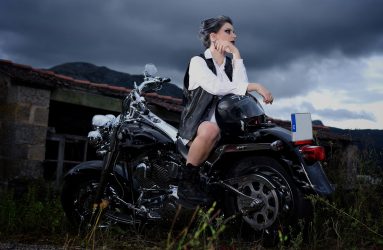 Estilismo motero con novia sobre Harley Davison