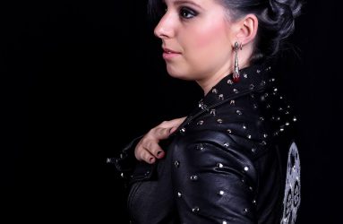 Foto de perfil con detalle de tachuelas en la cazadora