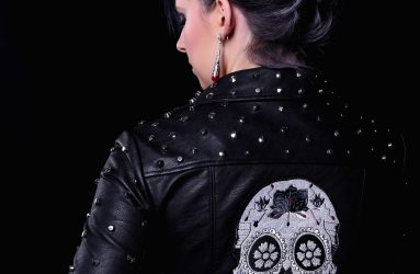 Foto de espaldas con calavera en cazadora motera