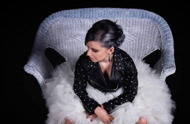 Vista cenital de vestido de novia motera