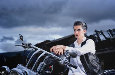 Novia con estilo informal sobre moto Harley