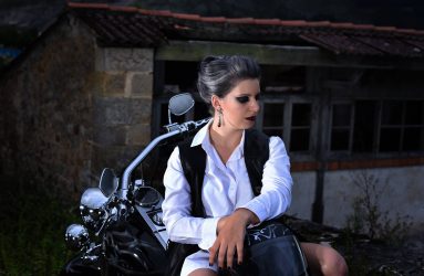 Detalle de novia con estilo informal sobre moto