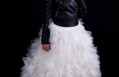 Novia con vestido de tul y cazadora motera