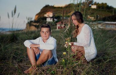 Chico y chica sentados en el cesped