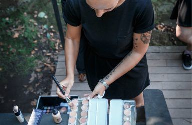Preparando maquillaje
